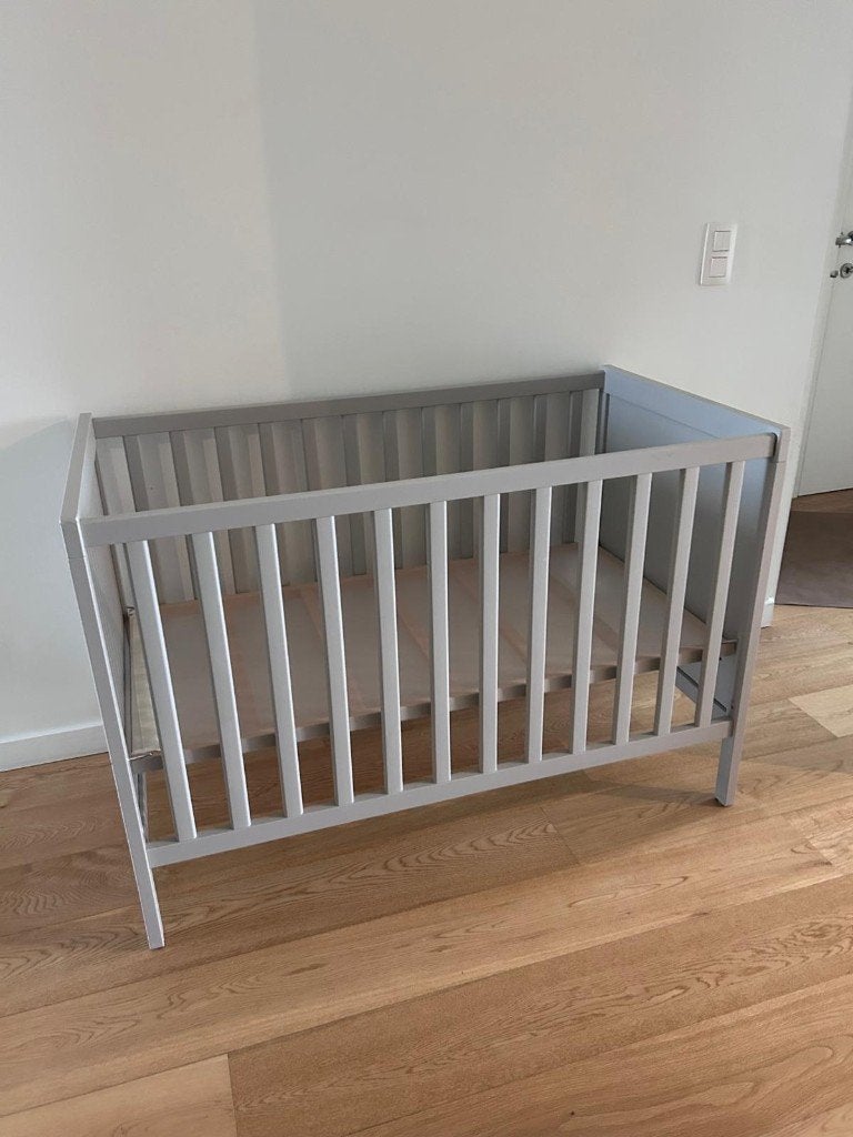 Lit bébé evolutif Ikea Sundvik gris, Matelas, Moins de 70 cm, Enlèvement, Utilisé
