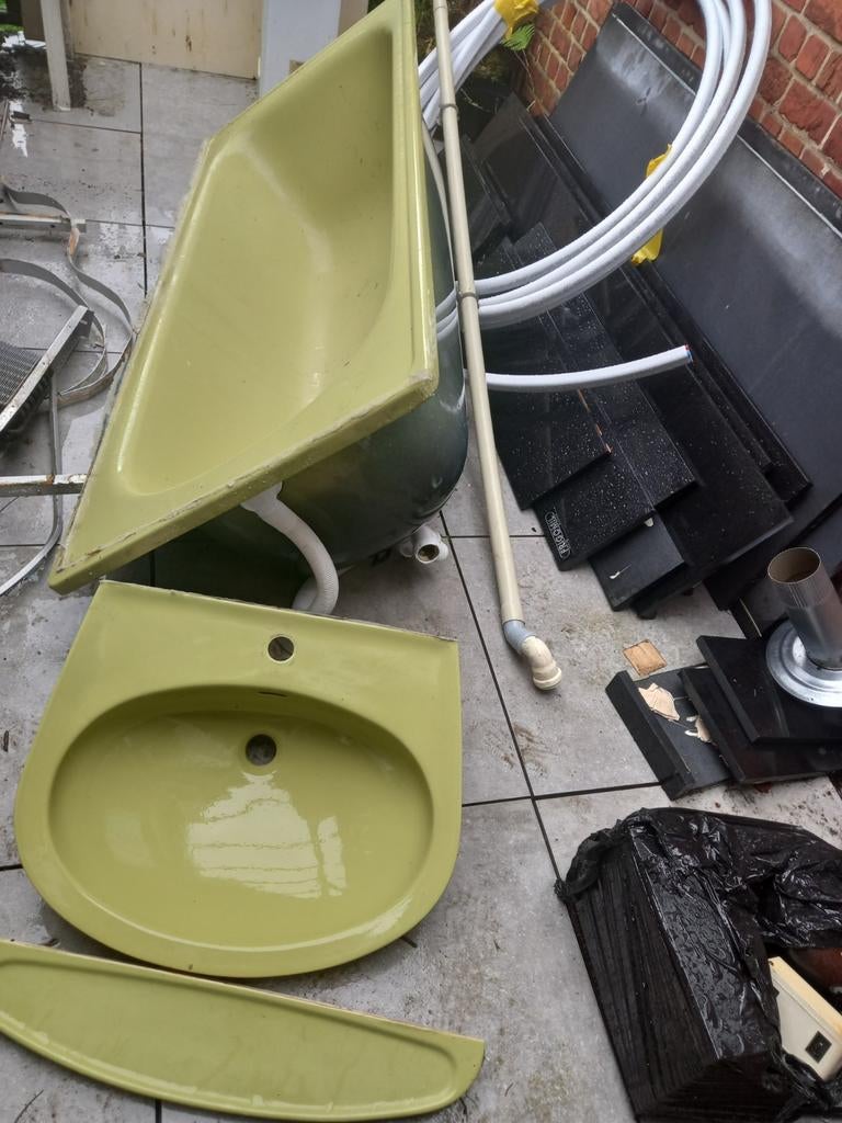 baignoire en metal +lavabo et tablette en faience