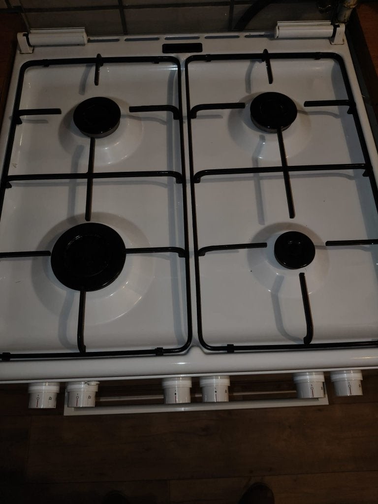 Cuisinière Bosch 4 feux gaz + four – Très bon état, Electroménager, Cuisinières, Gaz, 4 zones de cuisson, Comme neuf, Enlèvement