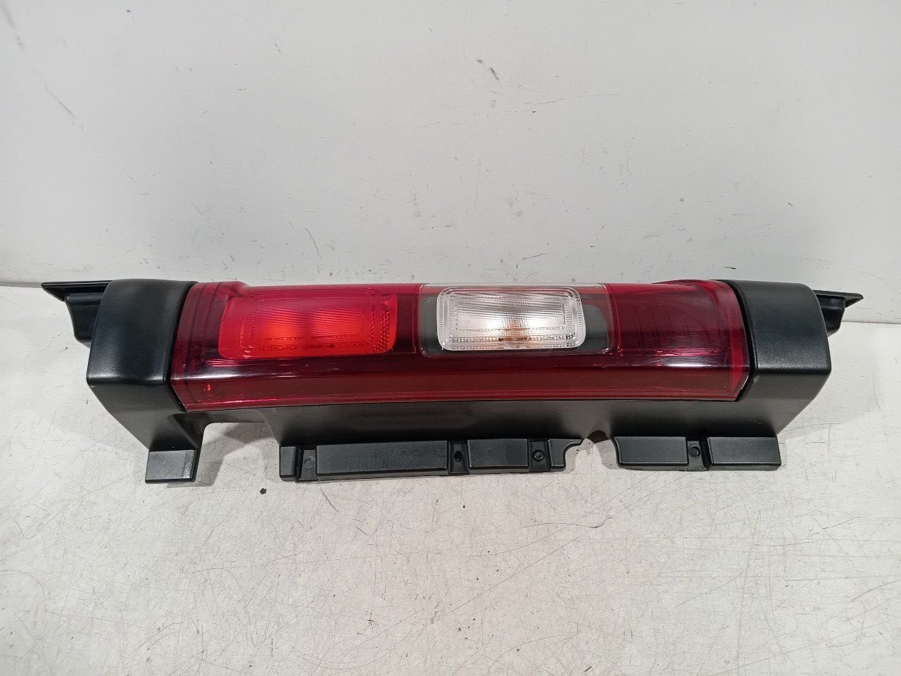 Achterlicht links buiten Renault Trafic, Autos : Pièces & Accessoires, Onderdelen@venauto.nl, Van der Ven Autorecycling B.V., Ettenseweg 76, 4706 PB Roosendaal, The Netherlands