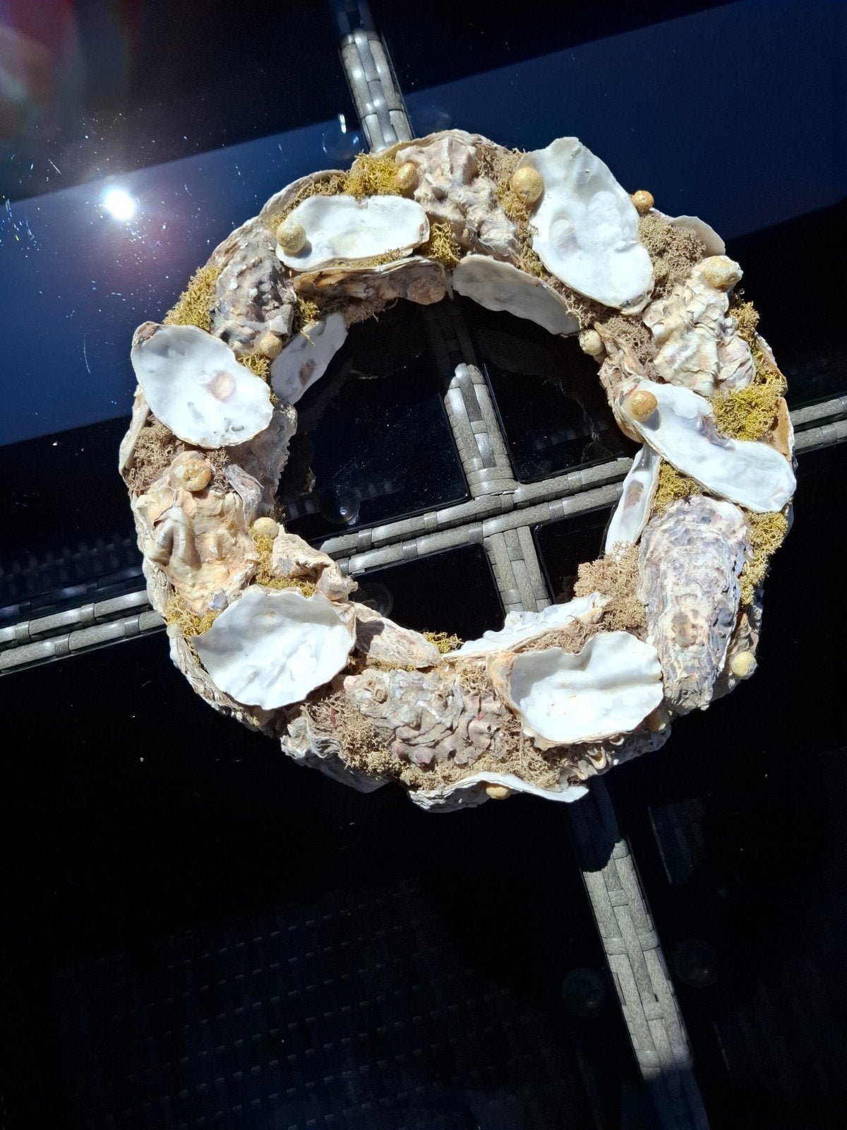 Zomerdecoratie gemaakt van oesterschelpen, Ophalen