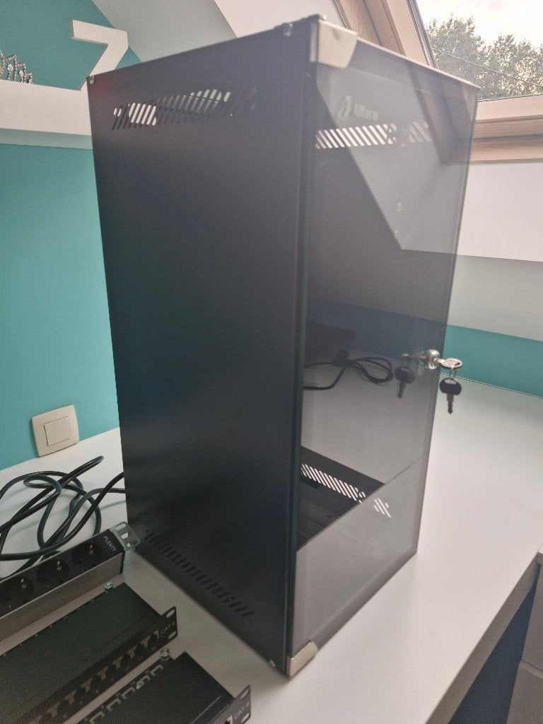 10inch serverkast + 2x cat6 patchpaneel + inbouw stopct, Computers en Software, Serverkasten, Ophalen, Zo goed als nieuw, Glas