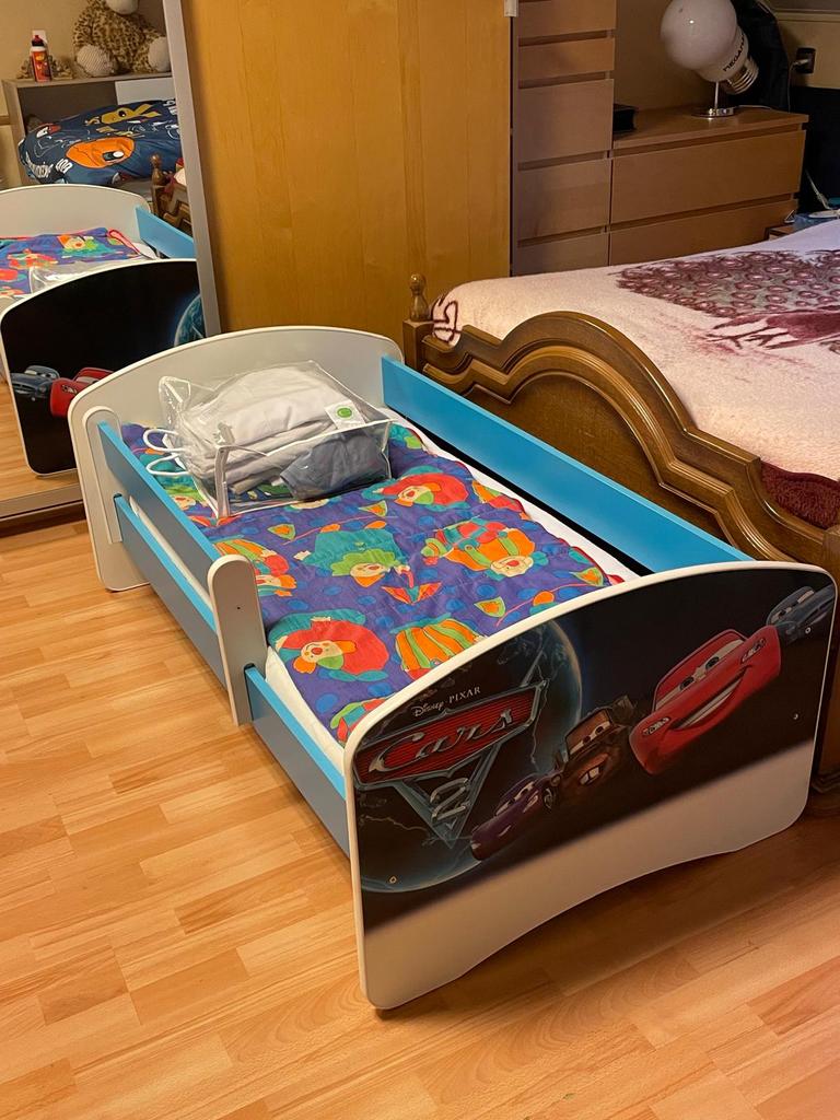 Peuterbed 140x70 cm Disney Cars, Ophalen, Zo goed als nieuw, Matras