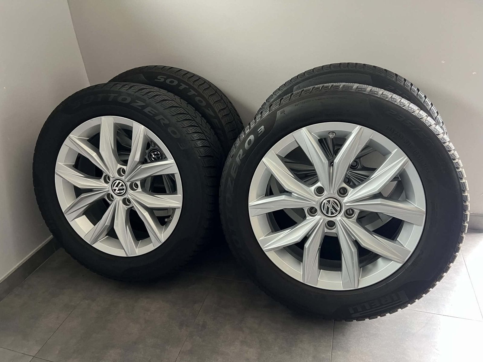 KIT HIVER VW TIGUAN & TAYRON 235/55/R18 KINGSTON, Autos : Pièces & Accessoires, Pneus et Jantes, Pneus hiver, Véhicule de tourisme