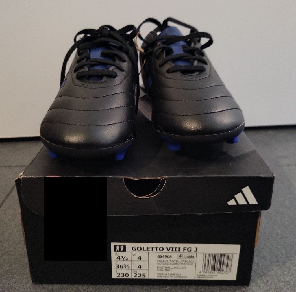 Nieuwe zwart/blauwe voetbalschoenen Adidas, maat 36 2/3, Sport en Fitness, Voetbal, Ophalen of Verzenden, Nieuw, Schoenen