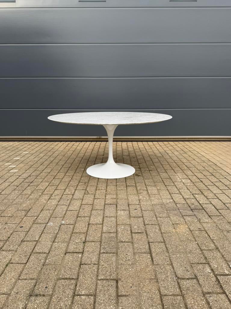 Originele ronde Knoll Tulip eettafel (120/137/152cm) Carrara, Huis en Inrichting, Ophalen of Verzenden, Vitra togo leolux ligne roset sede cassina b&b italia artifort