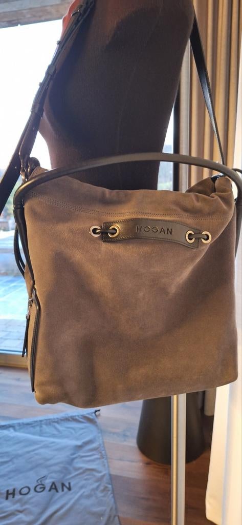 Handtas Hogan, Ophalen