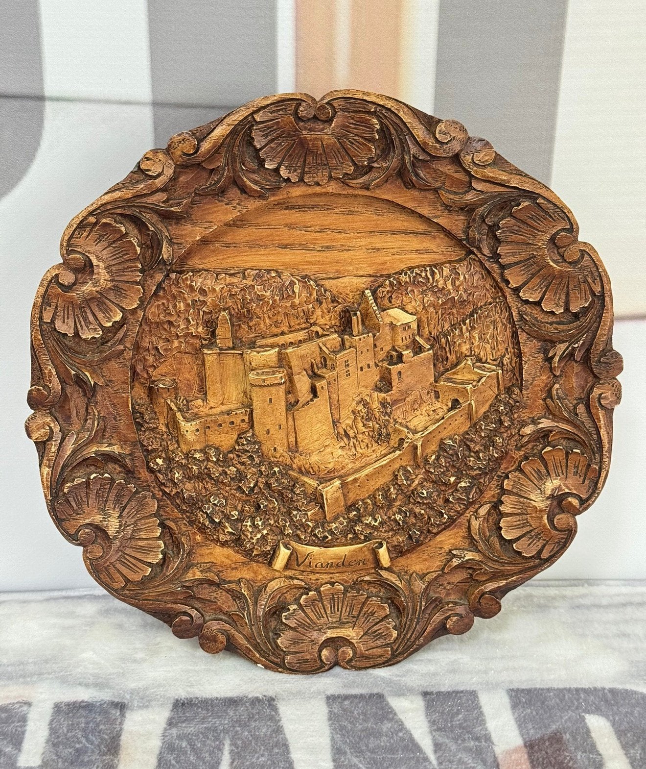 Plaque murale vintage en bois sculpté Vianden art, Antiquités & Art, Enlèvement ou Envoi