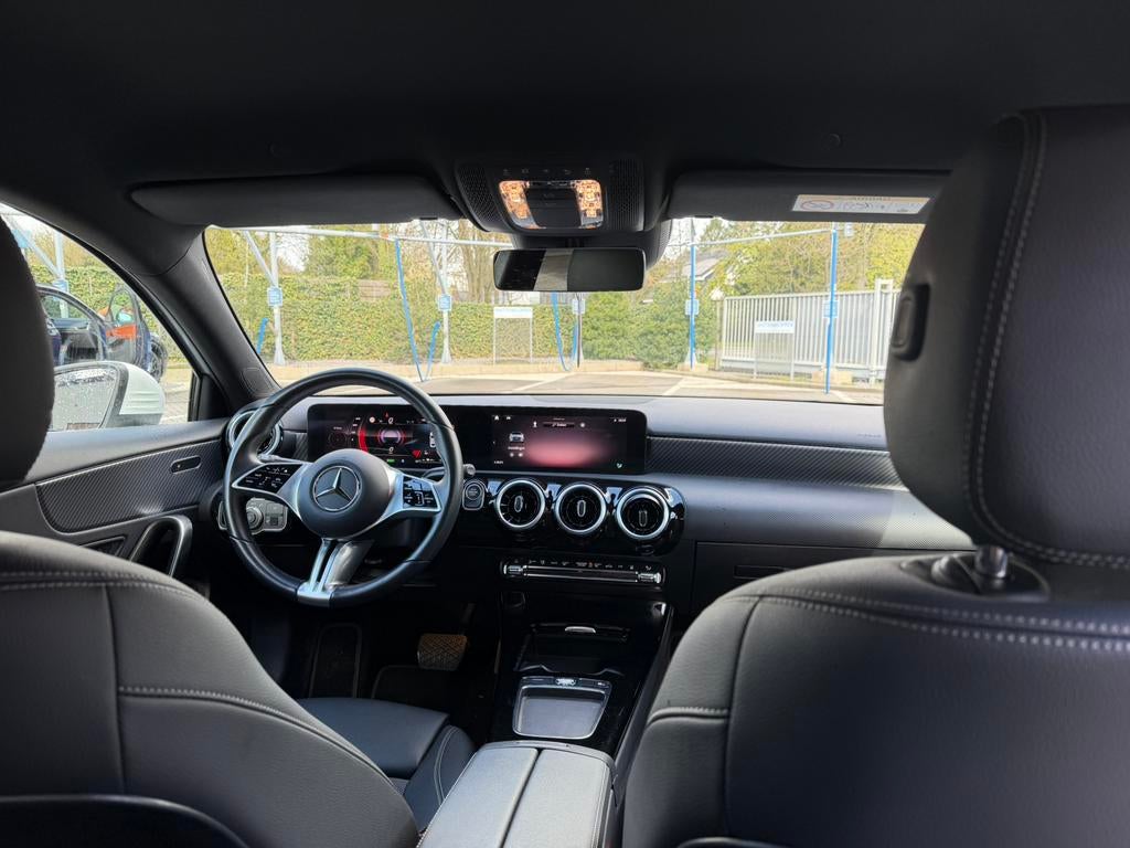 Mercedes  A250e Berline Business Line 2025, Auto's, Mercedes-Benz, Stof, Zwart, Te koop, A-Klasse