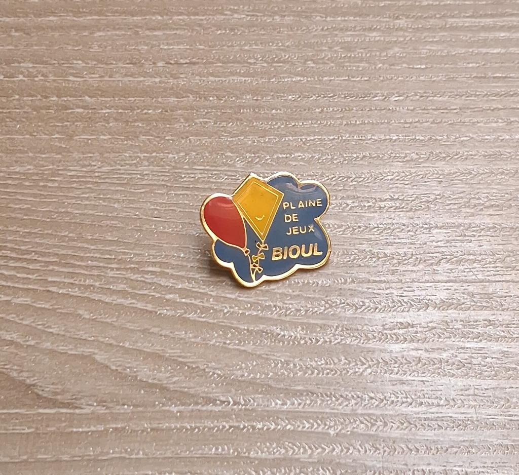 PIN - BIOUL - PLAINE DE JEUX, Envoi, Utilisé, Ville ou Campagne, Insigne ou Pin's