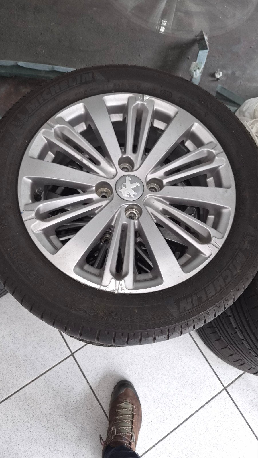 Peugeot 208 jantes alu, Enlèvement