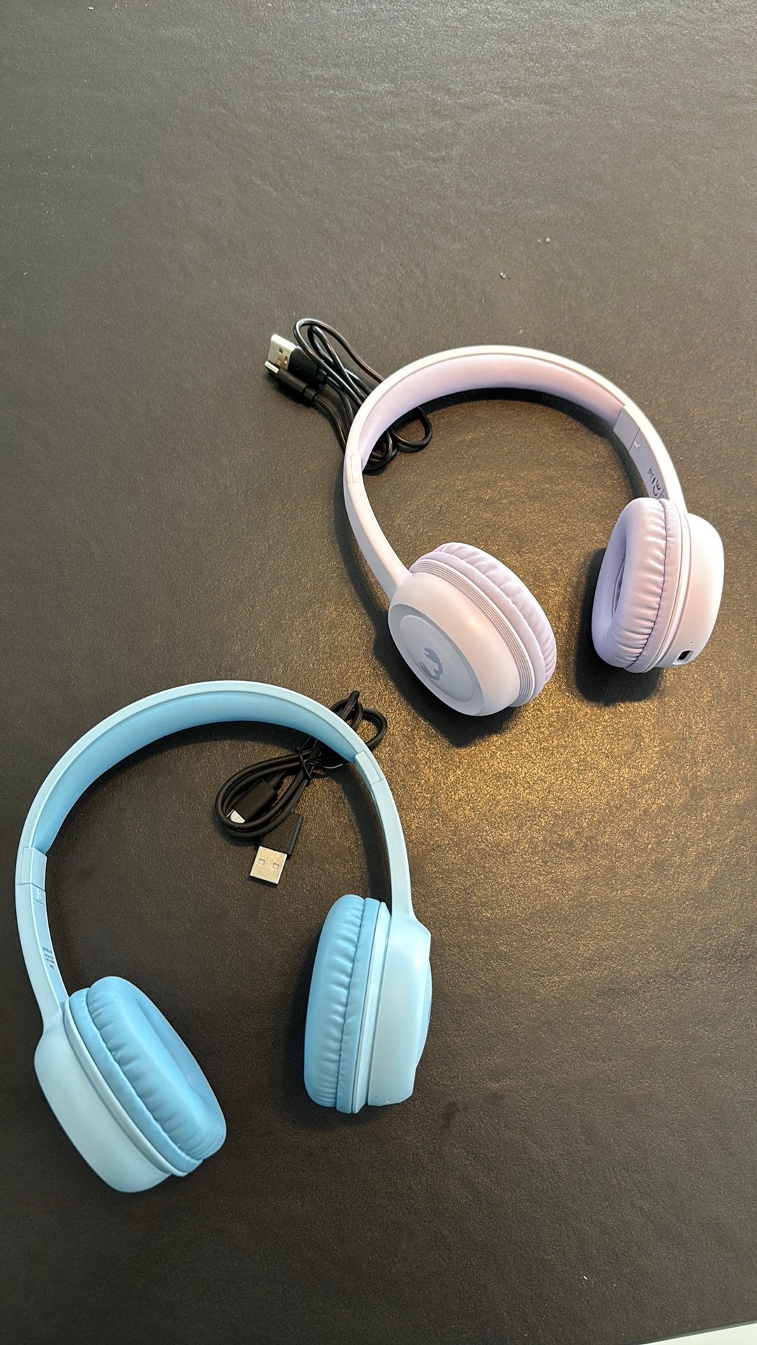 Twee kinder hoofdtelefoons - incl laadkabels, Audio, Tv en Foto, Hoofdtelefoons, Ophalen, On-ear, Zo goed als nieuw, Draadloos