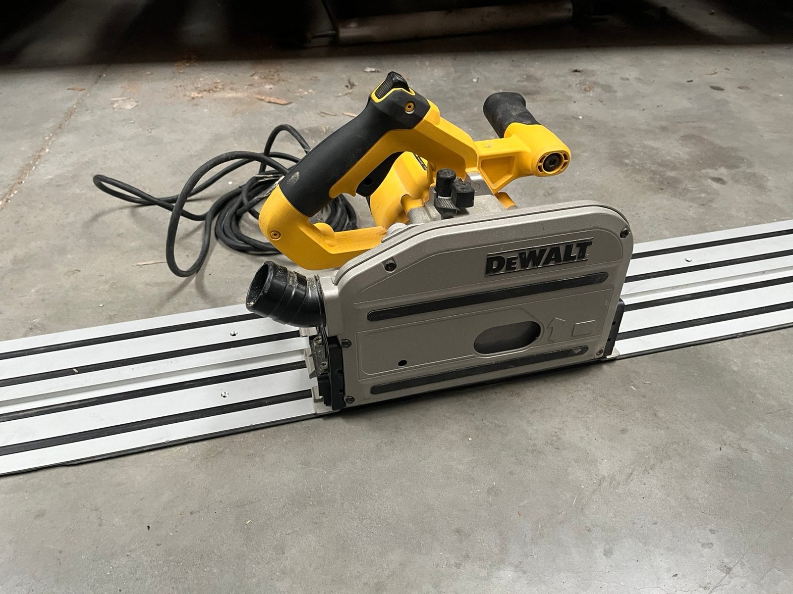 DeWalt DWS520 invalcirkelzaag – zeer goede staat, Doe-het-zelf en Bouw, Ophalen, Zo goed als nieuw
