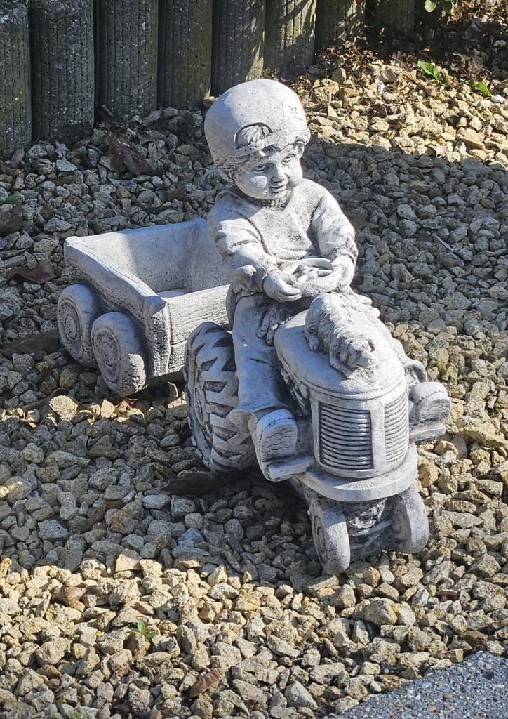 Kindje op tractor,  klein model, Enlèvement, Neuf, Béton, Homme