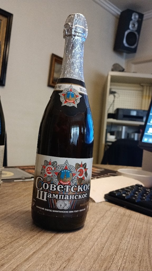 Fles Soviet Champagne 50jr Communisme, Collections, Autres régions, Pleine, Comme neuf, Champagne