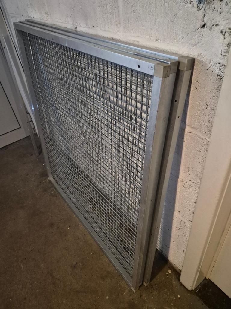 3 aluminijum voliere panelen, Enlèvement