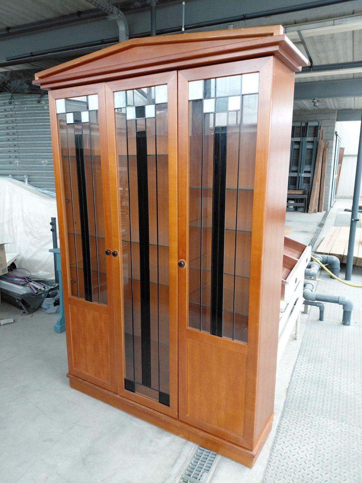 Belle vitrine en bois avec vitraux et éclairage, Avec porte(s), 25 à 50 cm, Enlèvement ou Envoi, 100 à 150 cm