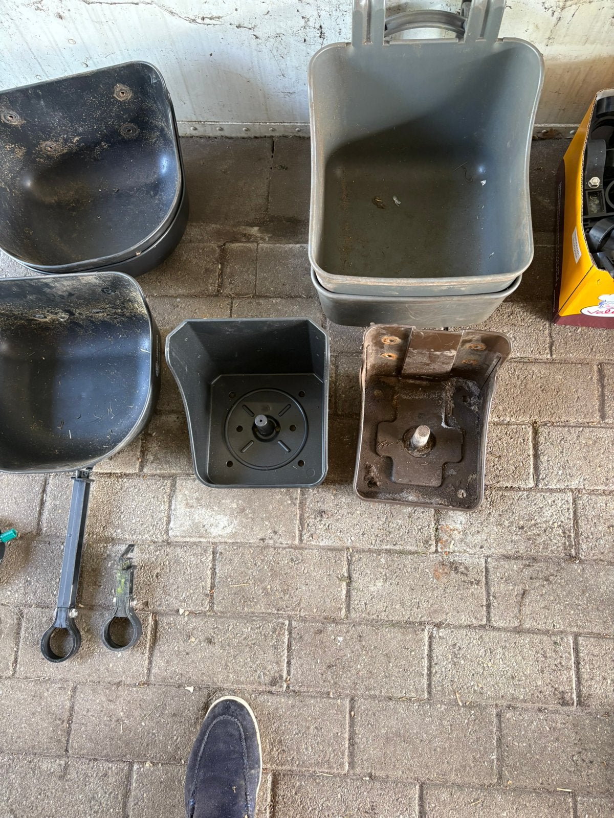 Voederbakken voor tegen de muur, Ophalen of Verzenden, Gebruikt
