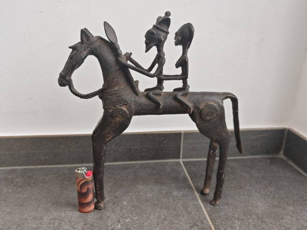 Sculpture africaine en métal – cheval et deux cavaliers, Antiquités & Art, Brun, Enlèvement, Scène, Statue