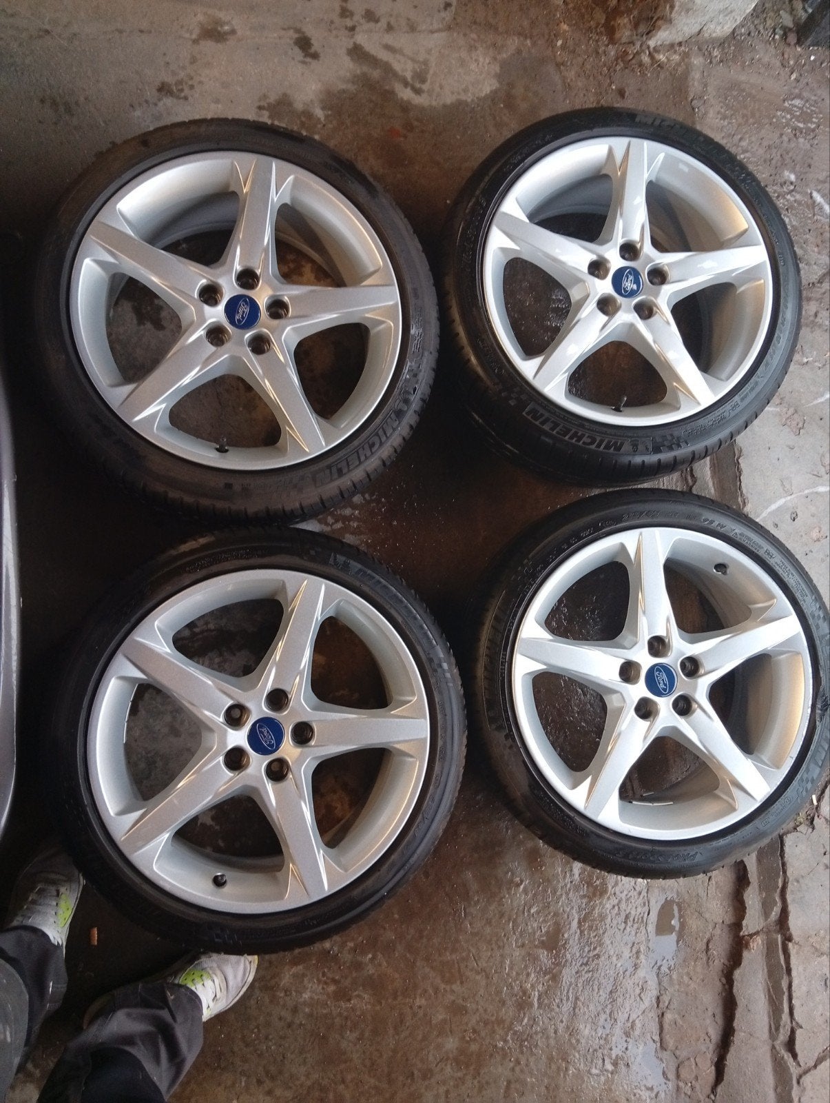 Ford velgen 235/40 18, Ophalen, Band(en)