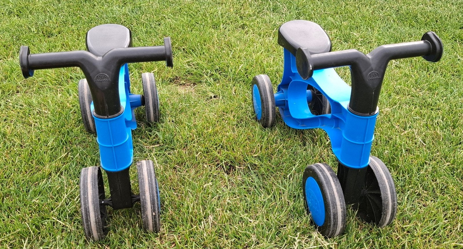Twee identieke blauwe loopfietsen lena, Ophalen