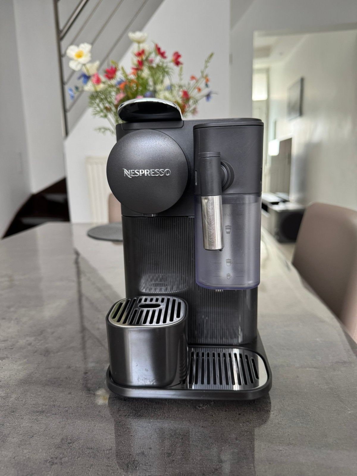 DeLonghi Nespresso Latissima One, Réservoir d'eau amovible, Dosettes et capsules de café, Comme neuf, 4 à 10 tasses