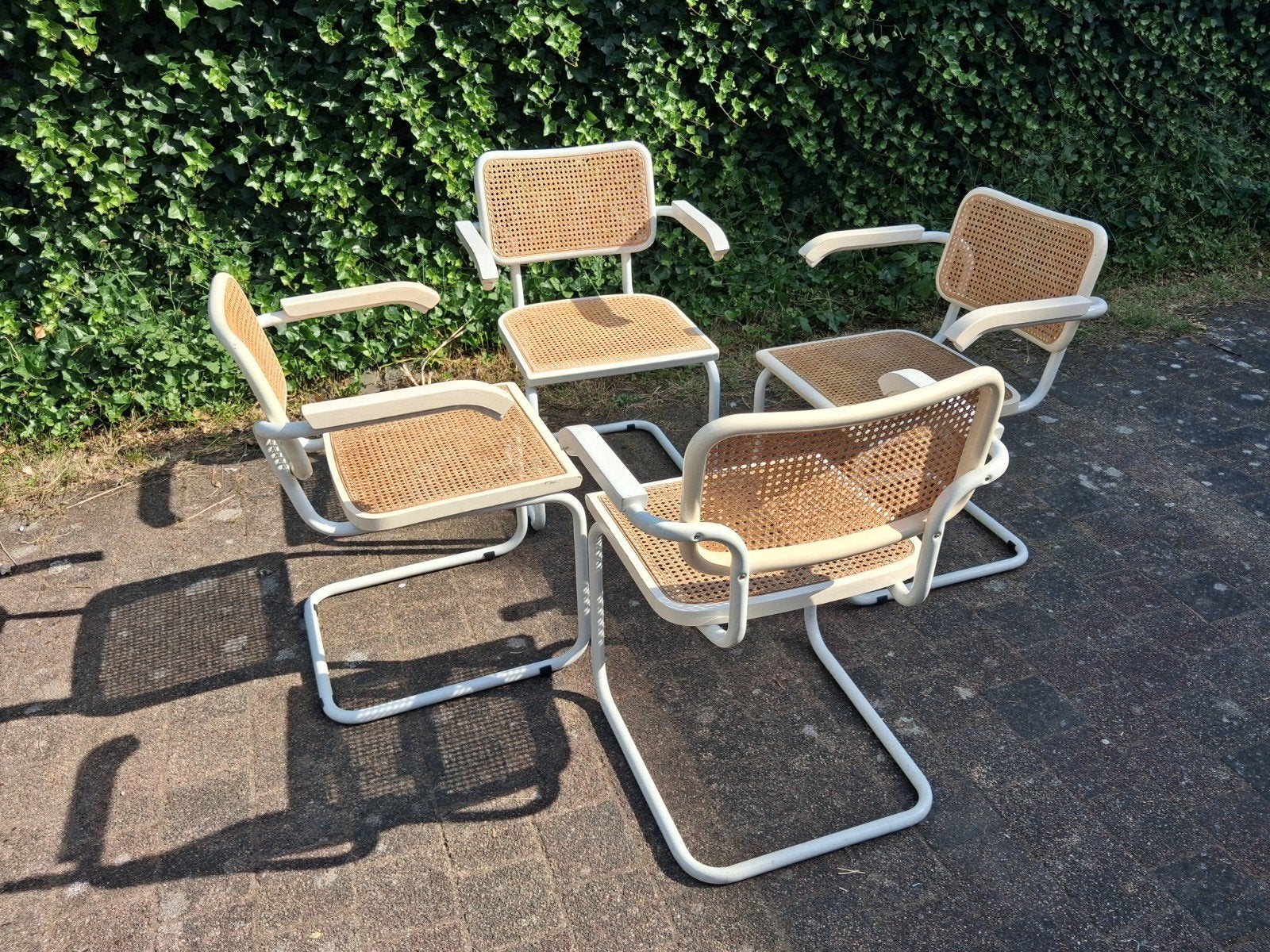 Chaises en porte-à-faux blanches avec accoudoirs d'après Mar, Enlèvement