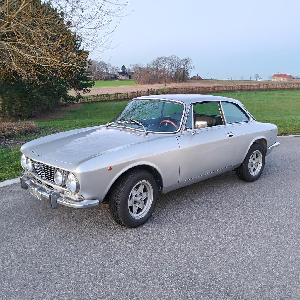 Alfa Romeo 2000 GTV, Autos, Argent ou Gris, Entreprise, https://public.car-pass.be/vhr/12a1629e-2333-4c02-845a-0a1ced7f2b9b, Boîte manuelle
