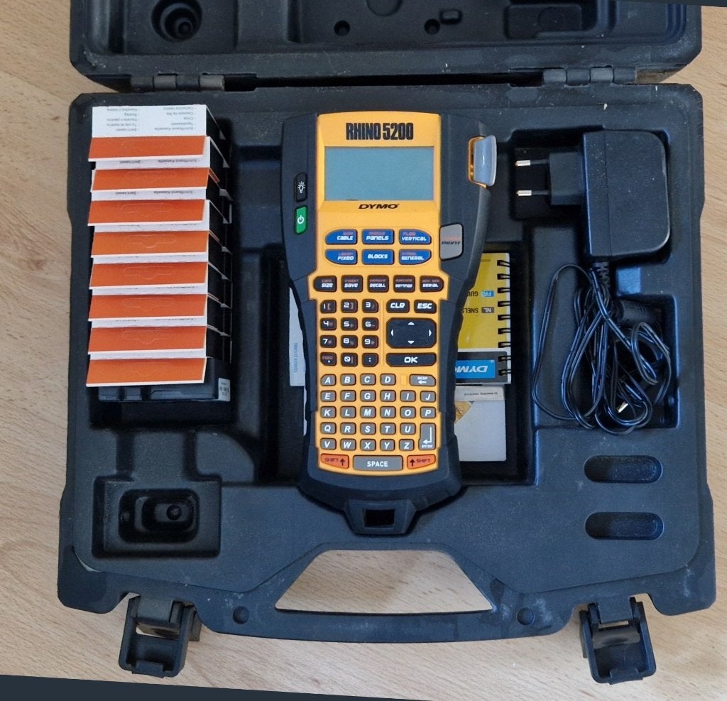 Dymo RHINO 5200 labelprinter met 8 cassettes, Ophalen of Verzenden, Gebruikt, Tape-label, Dymo