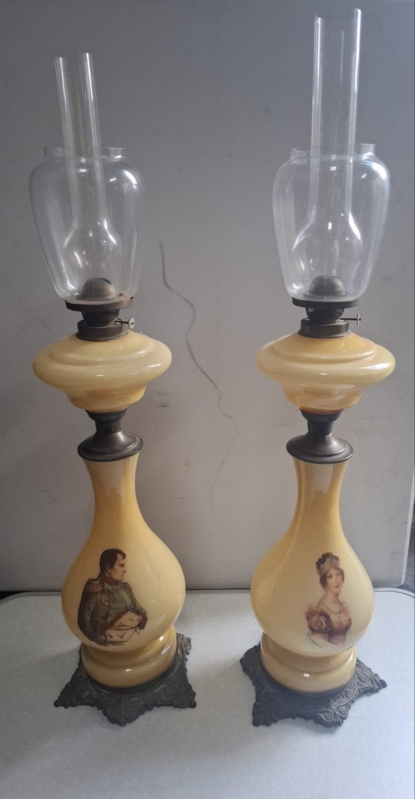 Ensemble de 2 lampes anciennes en opaline, Napoléon et Josép, Enlèvement ou Envoi
