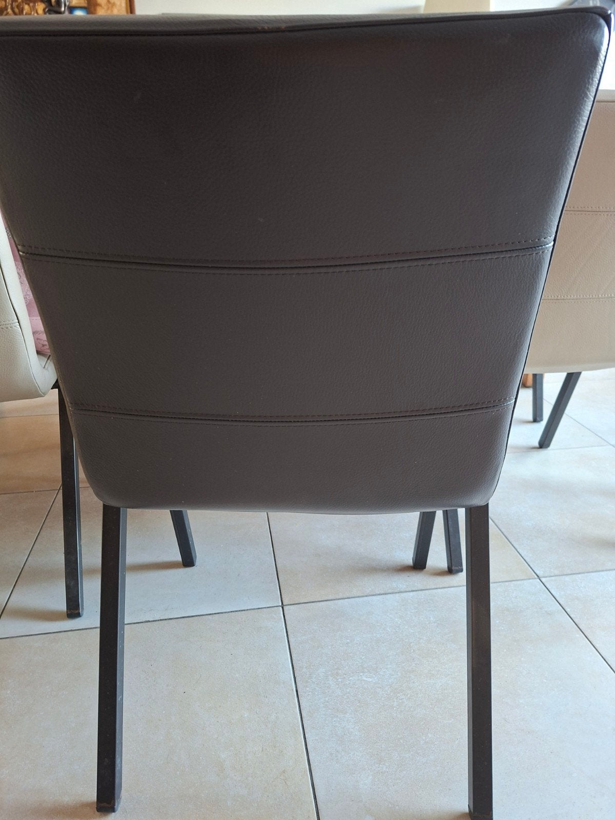 Lederen stoelen, Ophalen