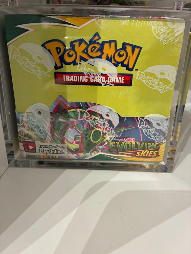 Evolving skies booster box incl acryl, Hobby en Vrije tijd, Verzamelkaartspellen | Pokémon, Ophalen, Zo goed als nieuw, Booster