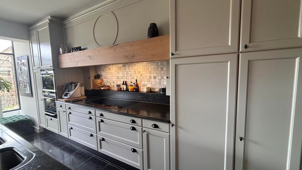 Landelijke keuken in greige met zwarte natuursteen, Huis en Inrichting, Ophalen, Gebruikt, Overige kleuren, Graniet of Steen