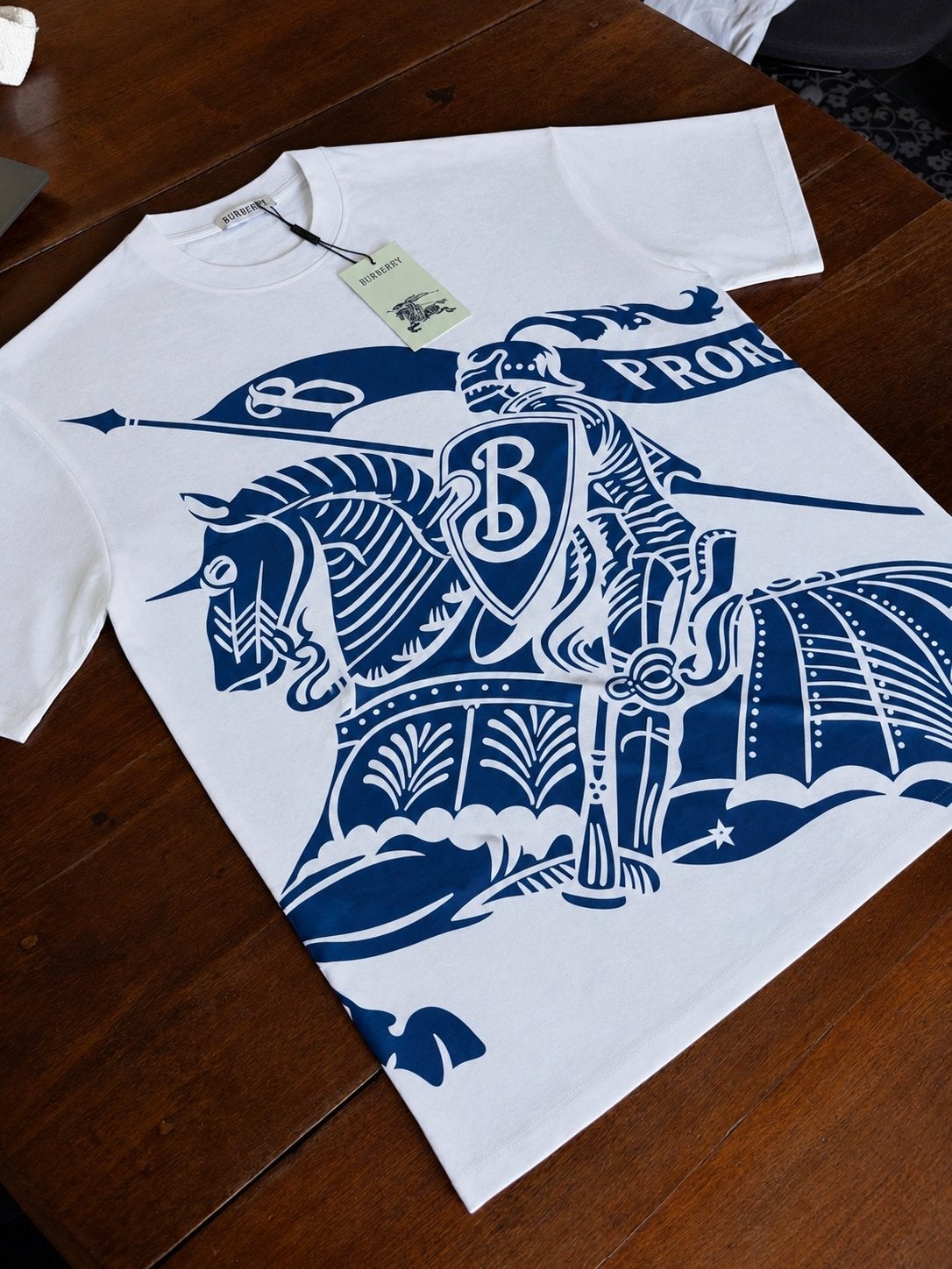 T-shirt blanc chevalier bleu taille m, Enlèvement ou Envoi, Neuf, Taille 48/50 (M), Bleu