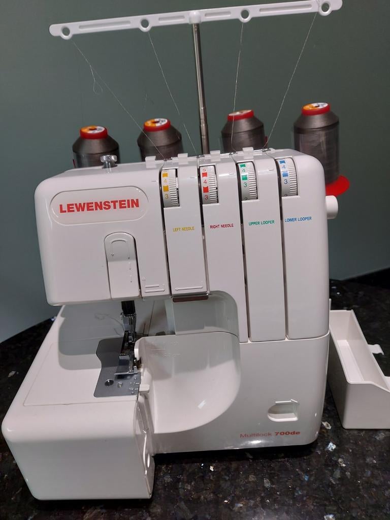 Overlockmachine Lewenstein 700de, Hobby en Vrije tijd, Naaimachines en Toebehoren, Ophalen, Lewenstein