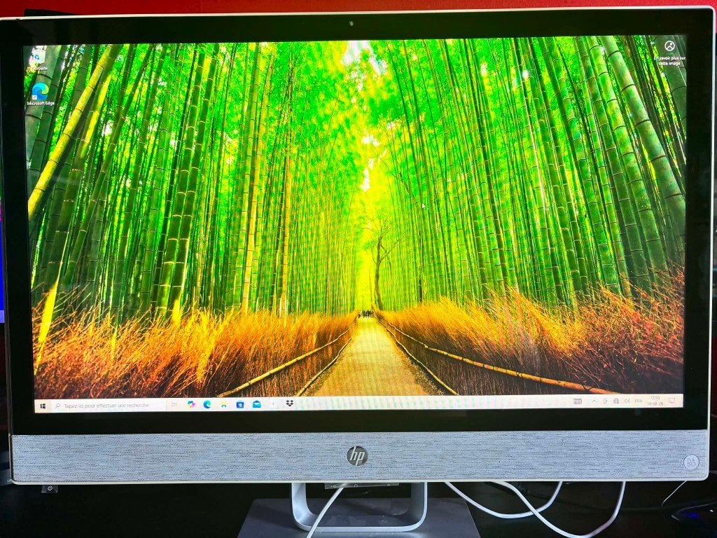 PC HP tout en un 24" tactile + clavier, souris et tapis, 256 GB, Avec carte vidéo, 8 GB, Comme neuf