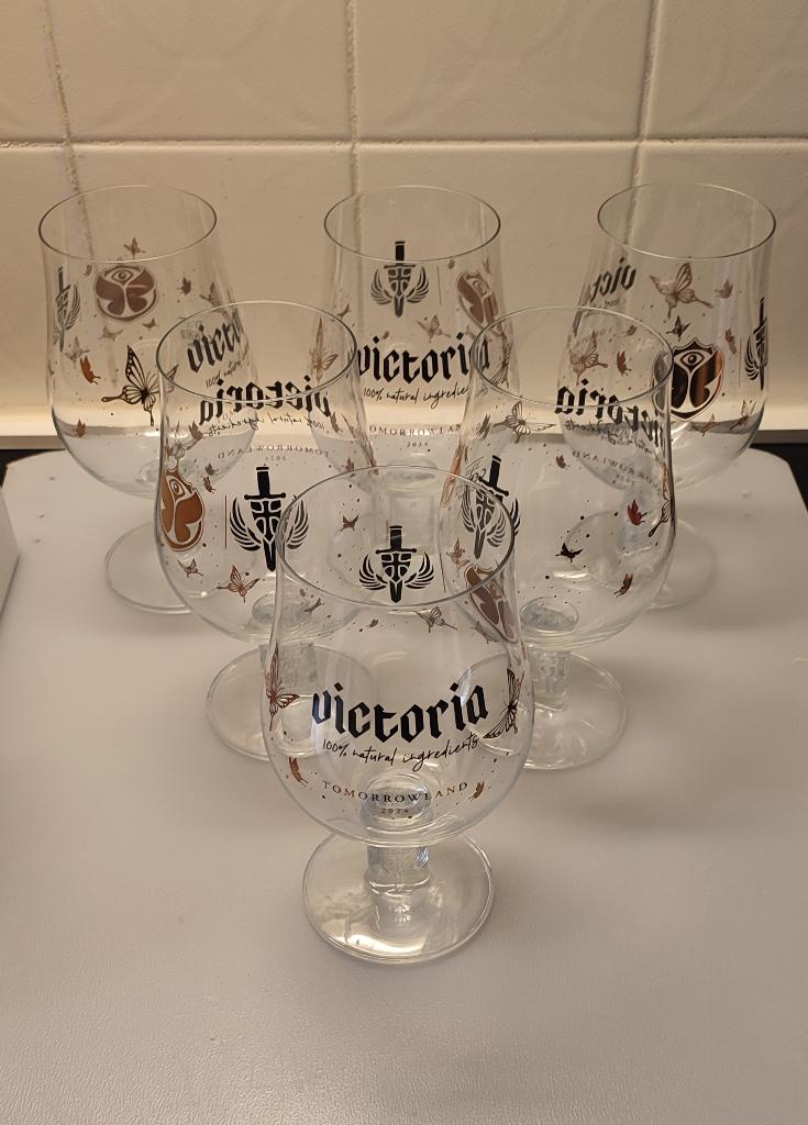 6 Victoria-bierglazen, TOMORROW LAND 2024, Verzamelen, Verzenden, Nieuw, Glas of Glazen, Overige merken