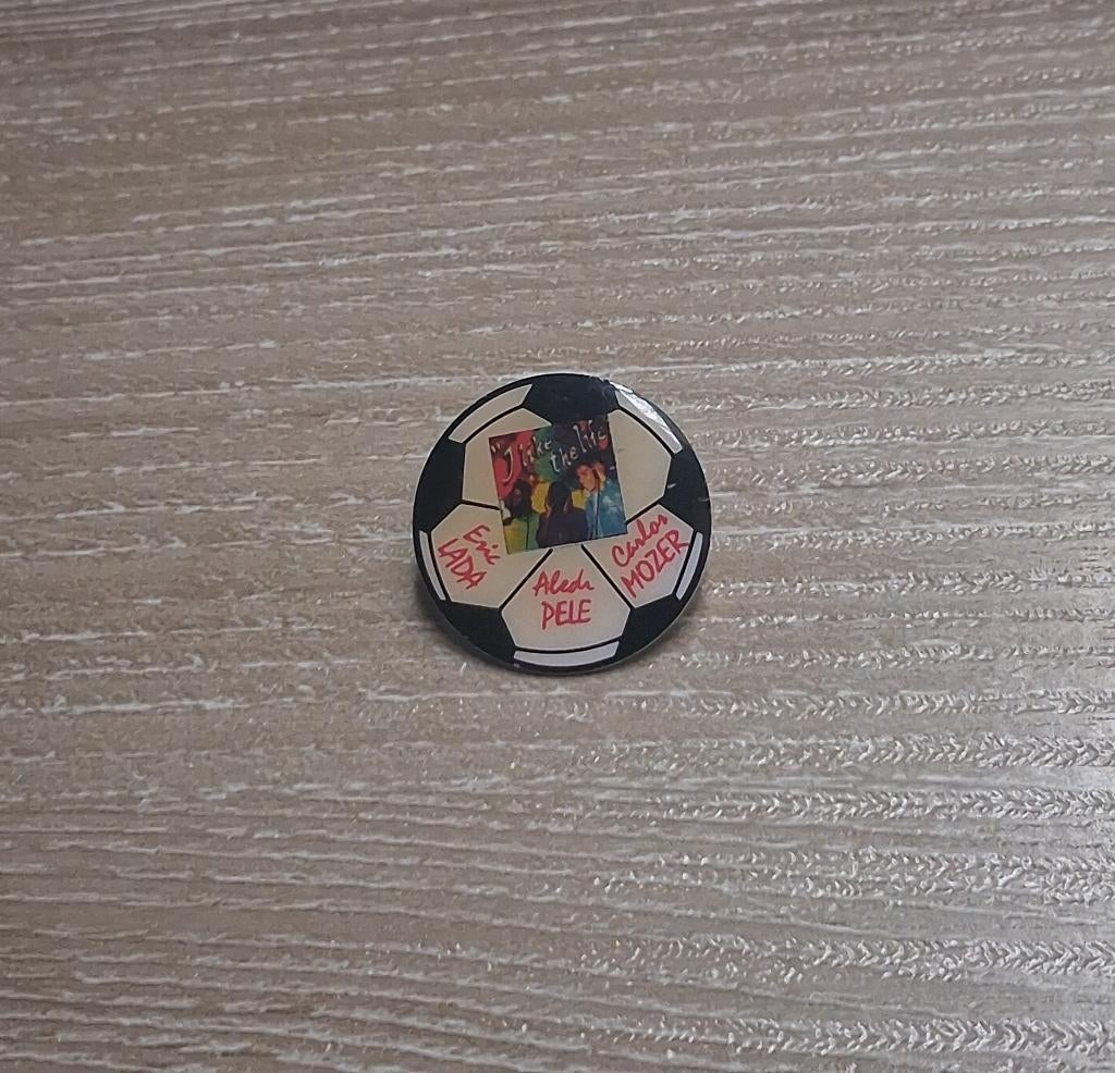 PIN - I LIKE THE LIFE - PELE - MOZER - LADA - VOETBAL, Verzamelen, Verzenden, Gebruikt, Sport, Speldje of Pin