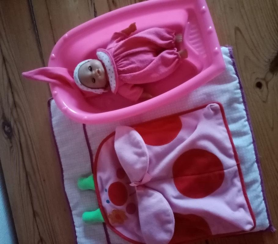 babypop pop 22cm + beddengoed en poppen- bad, Kinderen en Baby's, Ophalen of Verzenden, Zo goed als nieuw, Babypop