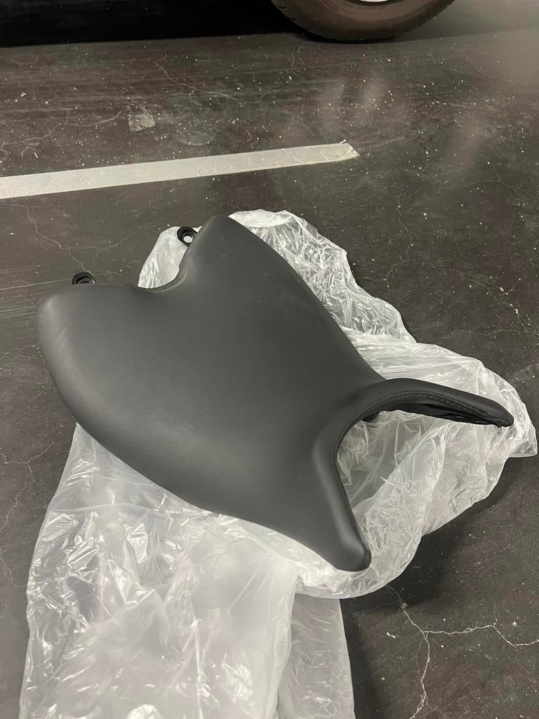 Triumph Daytona 660 Origineel OEM verlaagd zadel, Ophalen of Verzenden