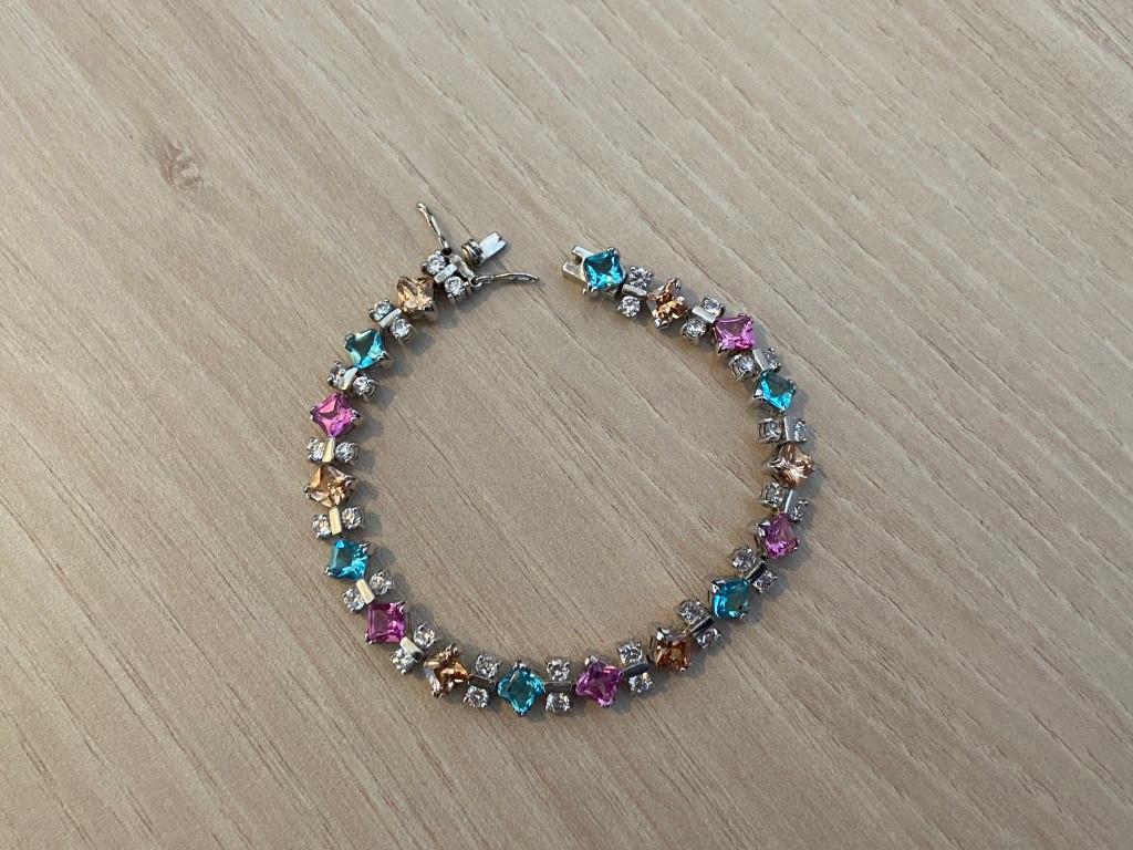 Zilver(kleurige?) armband met gekleurde steentjes, Ophalen of Verzenden, Zo goed als nieuw, Zilver, Overige materialen