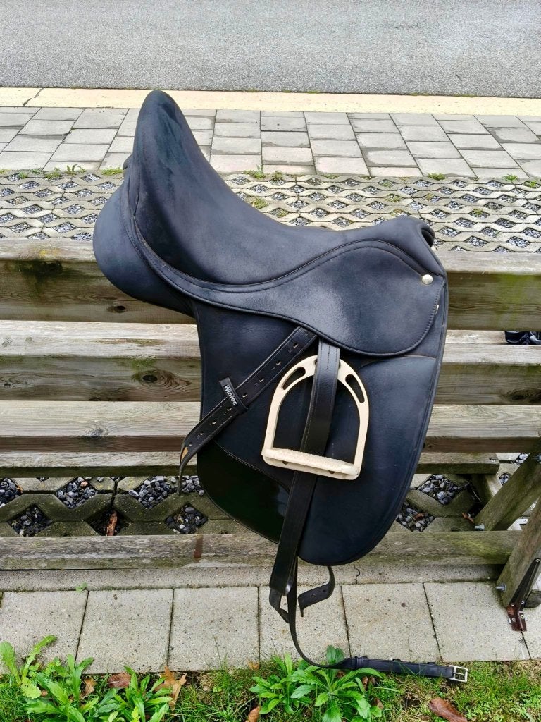 Wintec Isabell Werth dressuurzadel, inclusief toebehoren, Animaux & Accessoires, Chevaux & Poneys | Selles, L (17.5 pouces), Utilisé