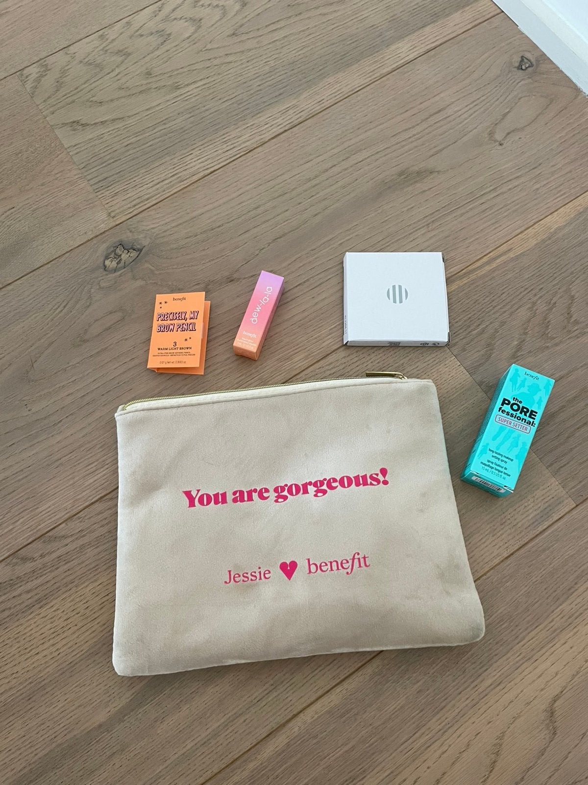 Trousse de maquillage Benefit, Neuf, Maquillage, Enlèvement ou Envoi, Beige