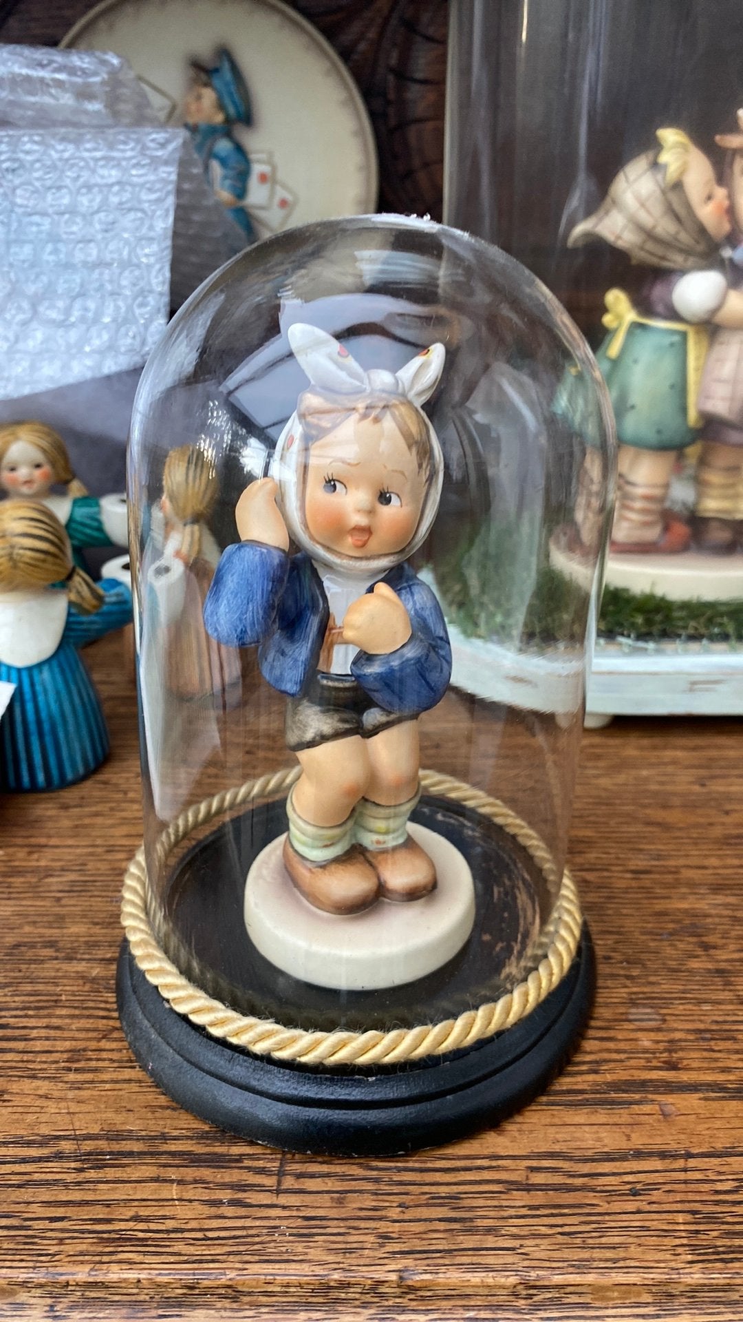 Hummel.  Tandpijn.  Met stolp, Ophalen of Verzenden, Zo goed als nieuw, Hummel