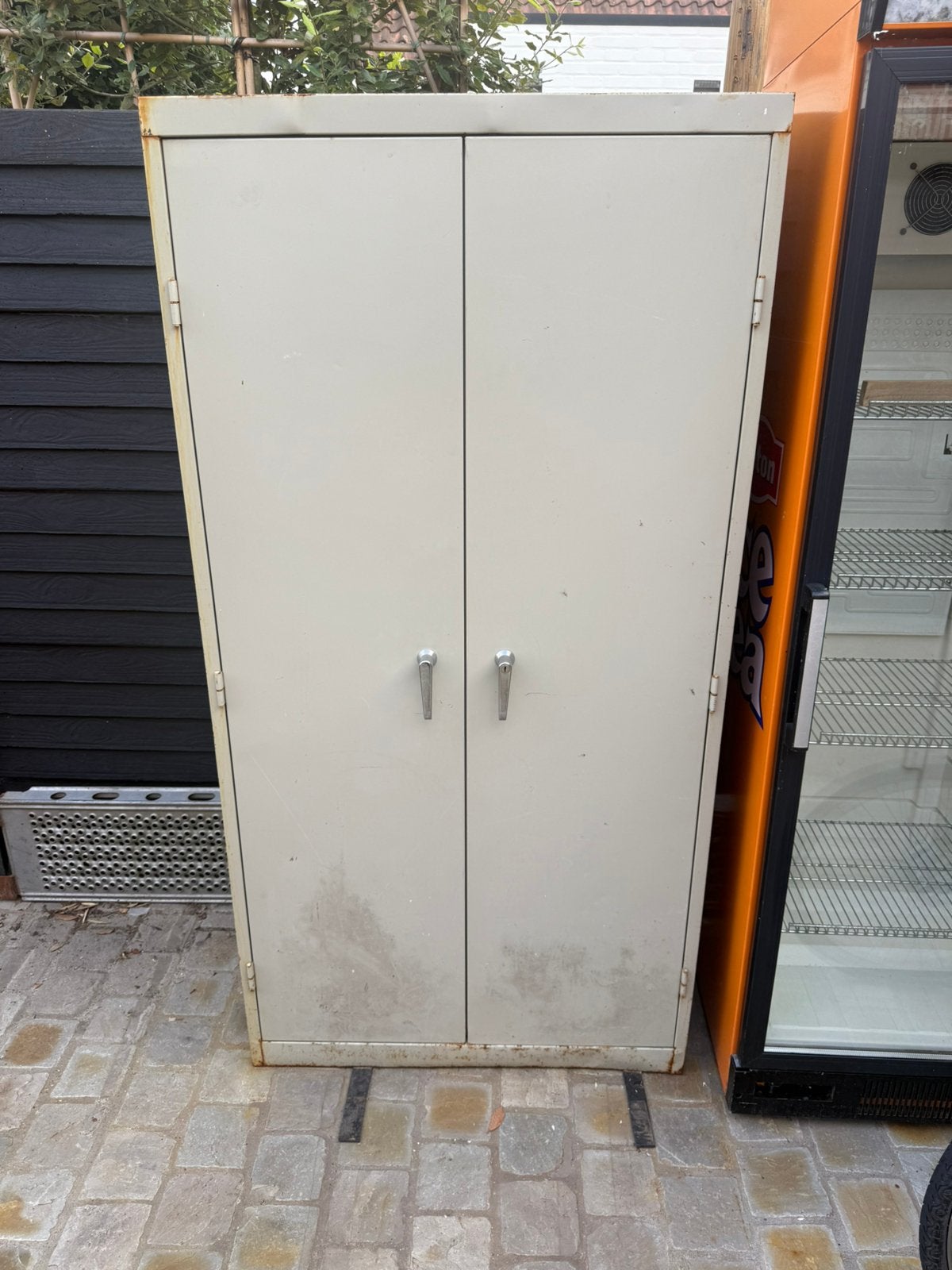Metalen kast, Ophalen, Gebruikt