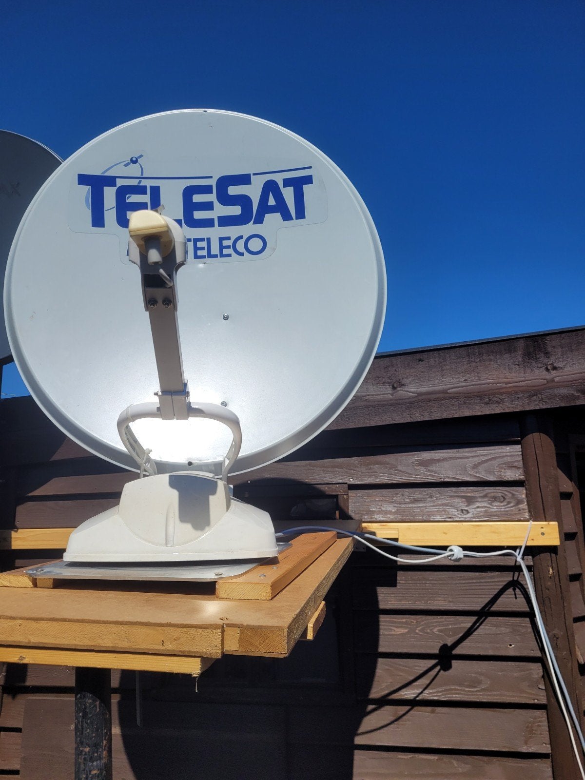 telesat 85 cm compleet met tv en caratexbeugel, Ophalen, Zo goed als nieuw