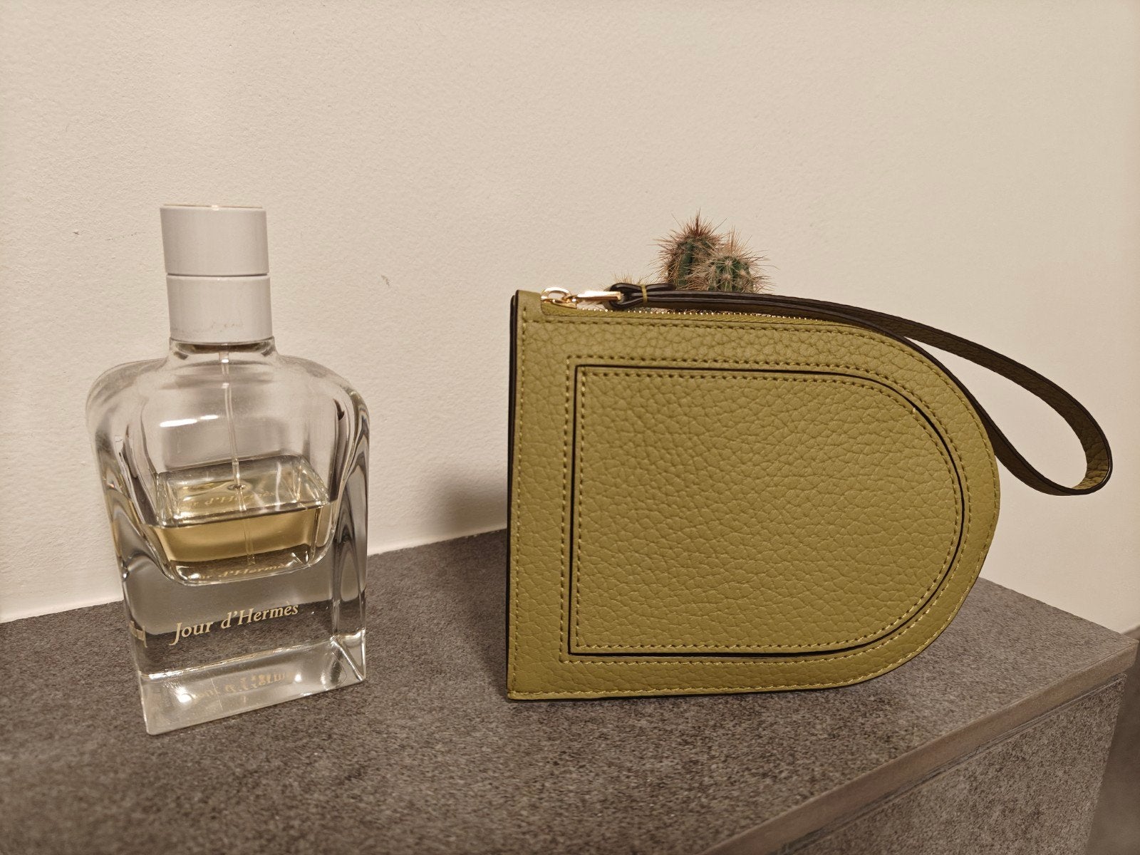 Delvaux Multifonctions D, Collections, Enlèvement
