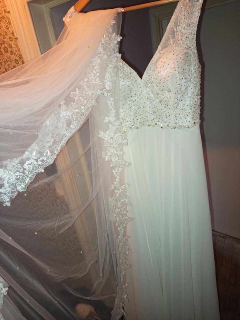 Nouvelle robe de mariée avec traîne et diamants
À partir de, Enlèvement