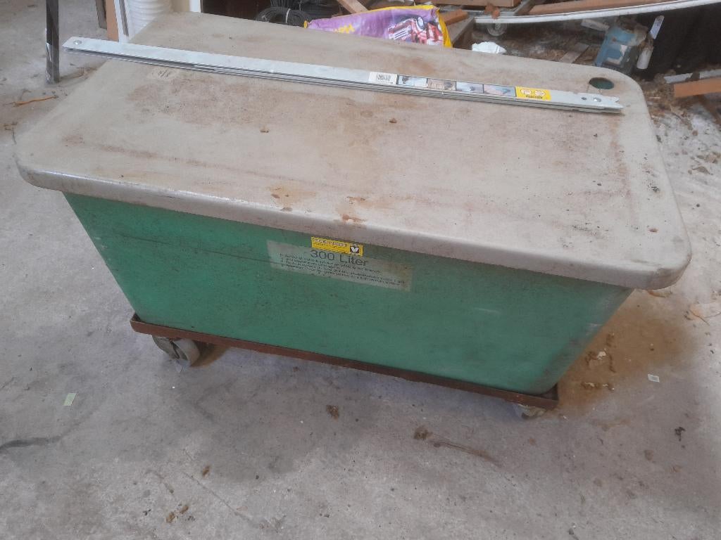 2 st mobiele bakken, 300 ltr,120x70 in goede staat, Ophalen, Gebruikt