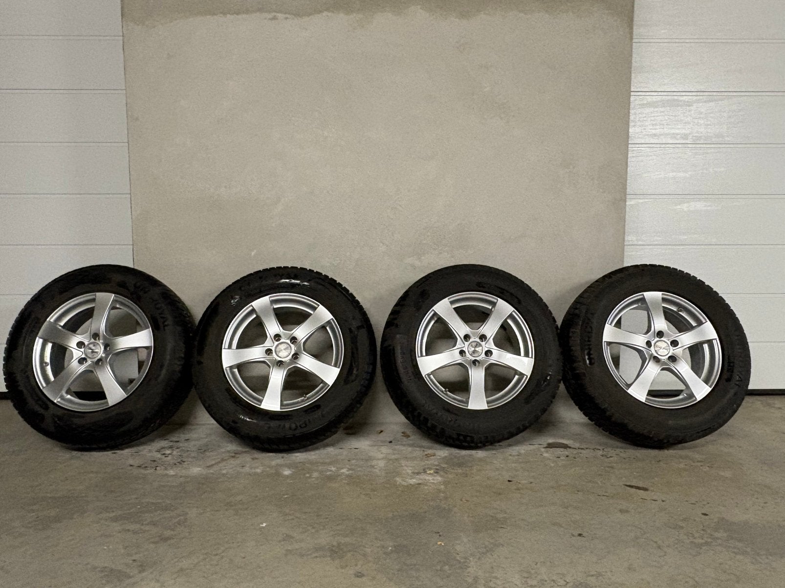 4 pneus hiver et jantes 235/65 R17 prix 150€, Auto-onderdelen, Ophalen, Gebruikt, Banden en Velgen, 17 inch